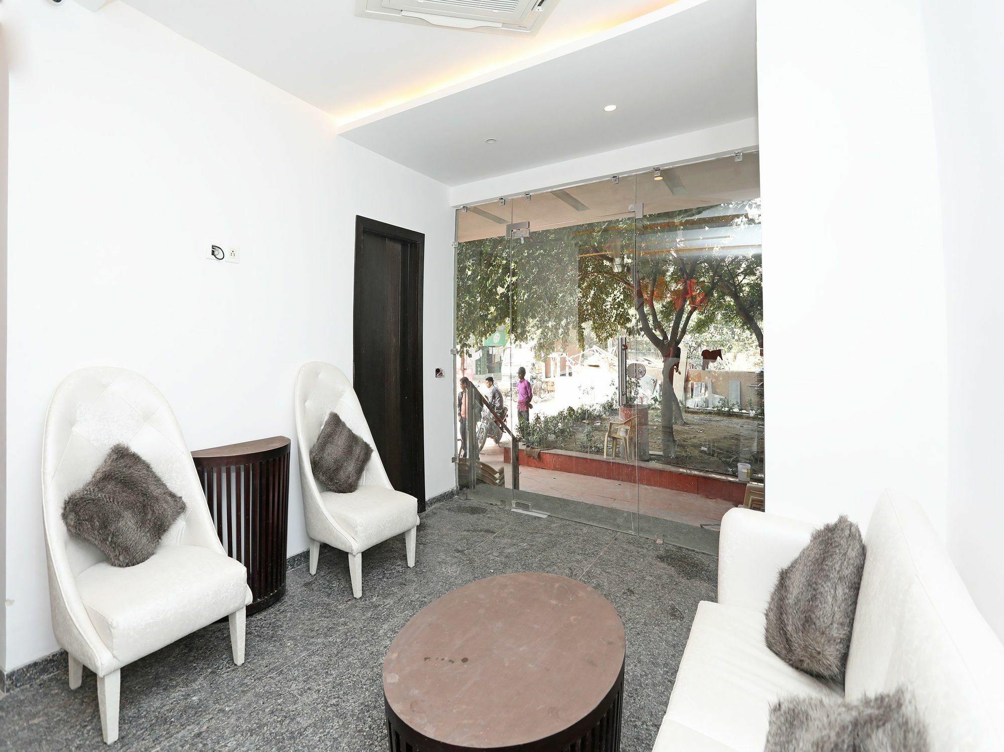 Oyo 11071 Hotel Tisya Делхи Екстериор снимка